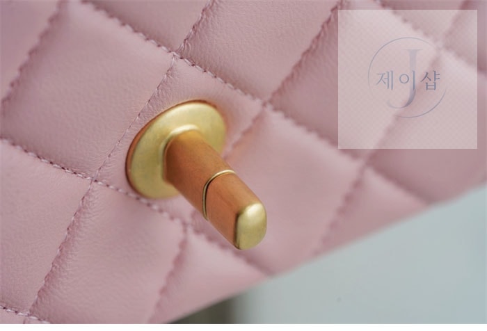 샤넬 클래식 골드볼 쁘띠삭 플랩백 핑크 17번 이미지
