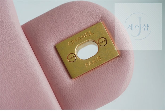 샤넬 클래식 골드볼 쁘띠삭 플랩백 핑크 18번 이미지