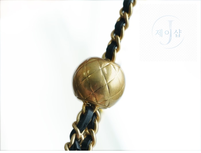 샤넬 클래식 골든볼 플랩 뉴미니 블랙 15번 이미지