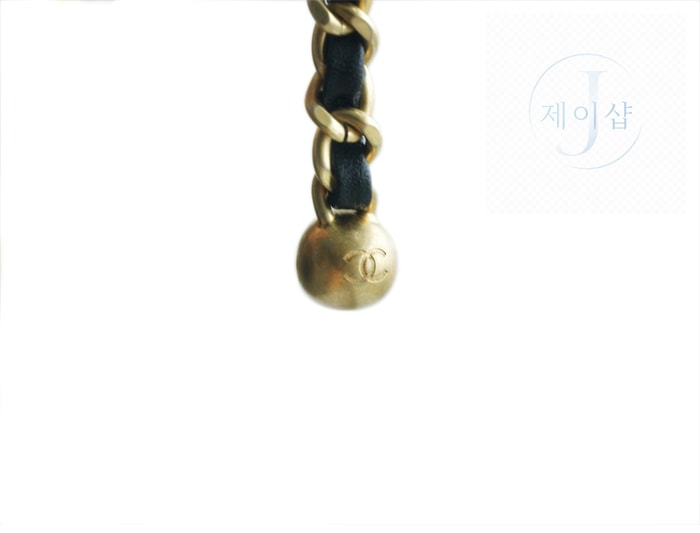 샤넬 클래식 골든볼 플랩 뉴미니 블랙 16번 이미지