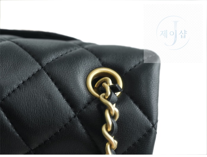 샤넬 클래식 골든볼 플랩 뉴미니 블랙 17번 이미지
