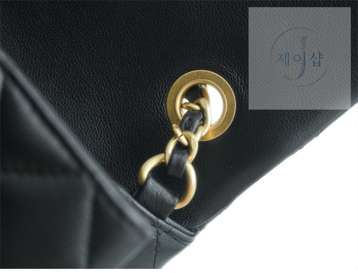 샤넬 클래식 골든볼 플랩 뉴미니 블랙 18번 이미지