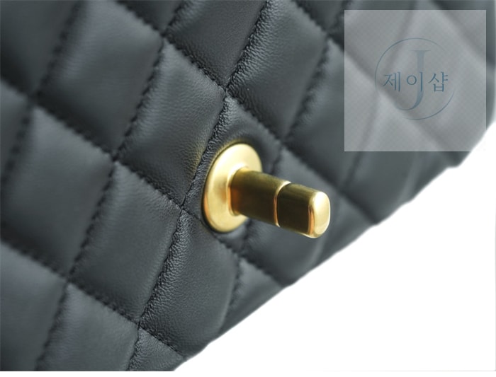 샤넬 클래식 골든볼 플랩 뉴미니 블랙 19번 이미지