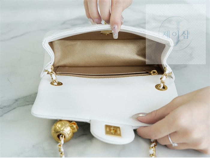 샤넬 클래식 골든볼 플랩 뉴미니 화이트 7번 이미지