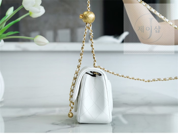 샤넬 클래식 골든볼 플랩 뉴미니 화이트 8번 이미지