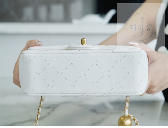 샤넬 클래식 골든볼 플랩 뉴미니 화이트 10번 이미지