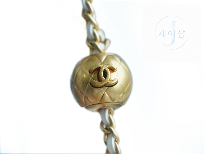 샤넬 클래식 골든볼 플랩 뉴미니 화이트 12번 이미지