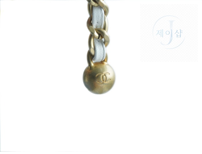 샤넬 클래식 골든볼 플랩 뉴미니 화이트 14번 이미지