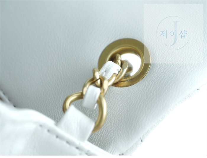 샤넬 클래식 골든볼 플랩 뉴미니 화이트 15번 이미지