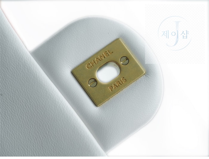 샤넬 클래식 골든볼 플랩 뉴미니 화이트 18번 이미지
