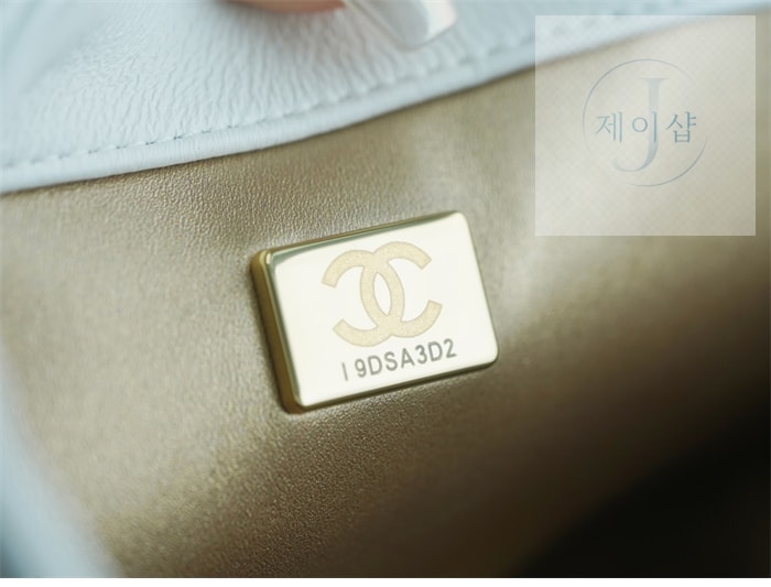 샤넬 클래식 골든볼 플랩 뉴미니 화이트 19번 이미지