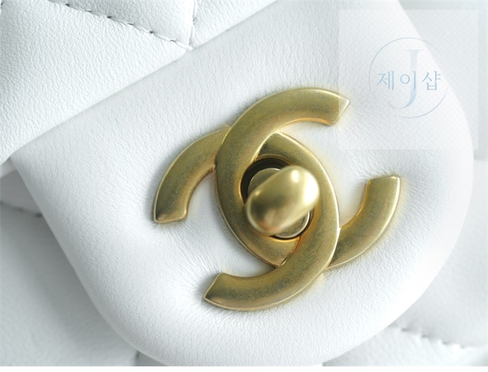 샤넬 클래식 골든볼 플랩 뉴미니 화이트 20번 이미지