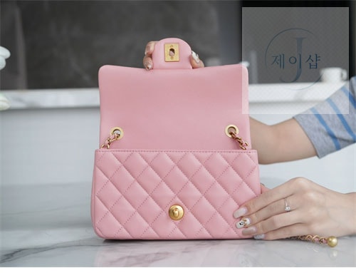 샤넬 클래식 뉴미니 캐비어 금장 8번 이미지