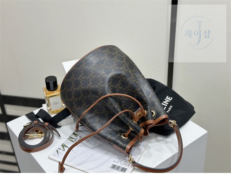 셀린느 클라라 버킷백 트리옹프 캔버스 116882 10번 이미지