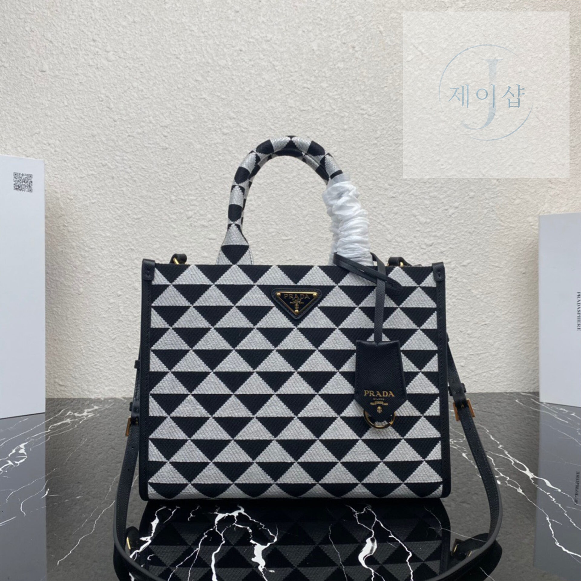 프라다 스몰 심볼 자수 패브릭 핸드백 28*22*9CM