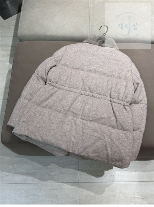 로로피아나 24FW 로고 패치 밍크퍼 구스다운 패딩 점퍼 - 상세 이미지