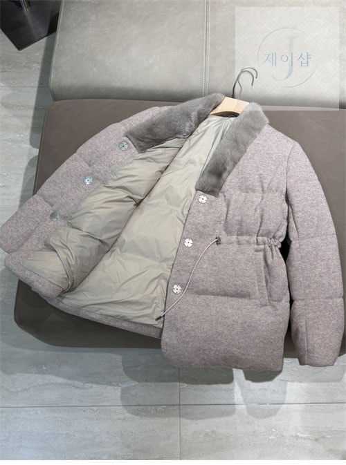 로로피아나 24FW 로고 패치 밍크퍼 구스다운 패딩 점퍼 - 상세 이미지