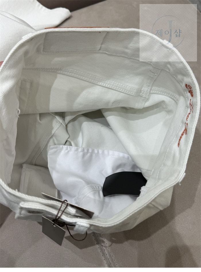 로로피아나 화이트 데님 배기 팬츠 - 상세 이미지