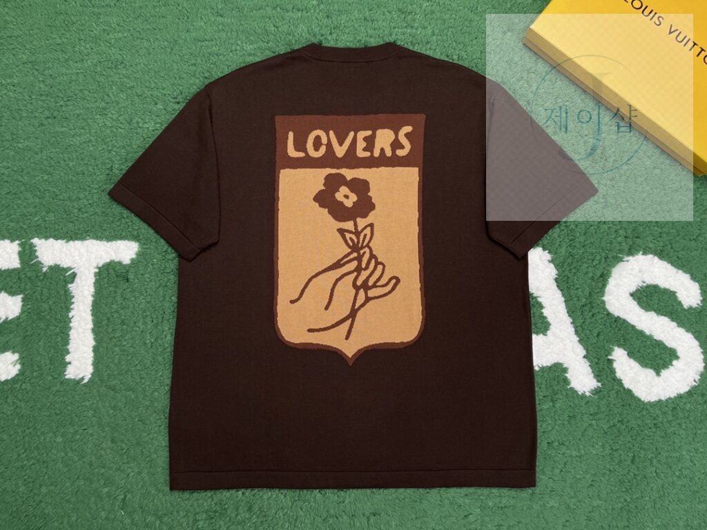 루이비통 24SS LV 로고 트렁크 니트 반팔티셔츠 브라운 - 상세 이미지