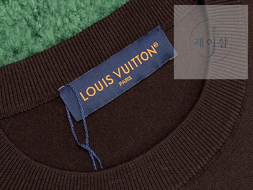 루이비통 24SS LV 로고 트렁크 니트 반팔티셔츠 브라운 - 상세 이미지