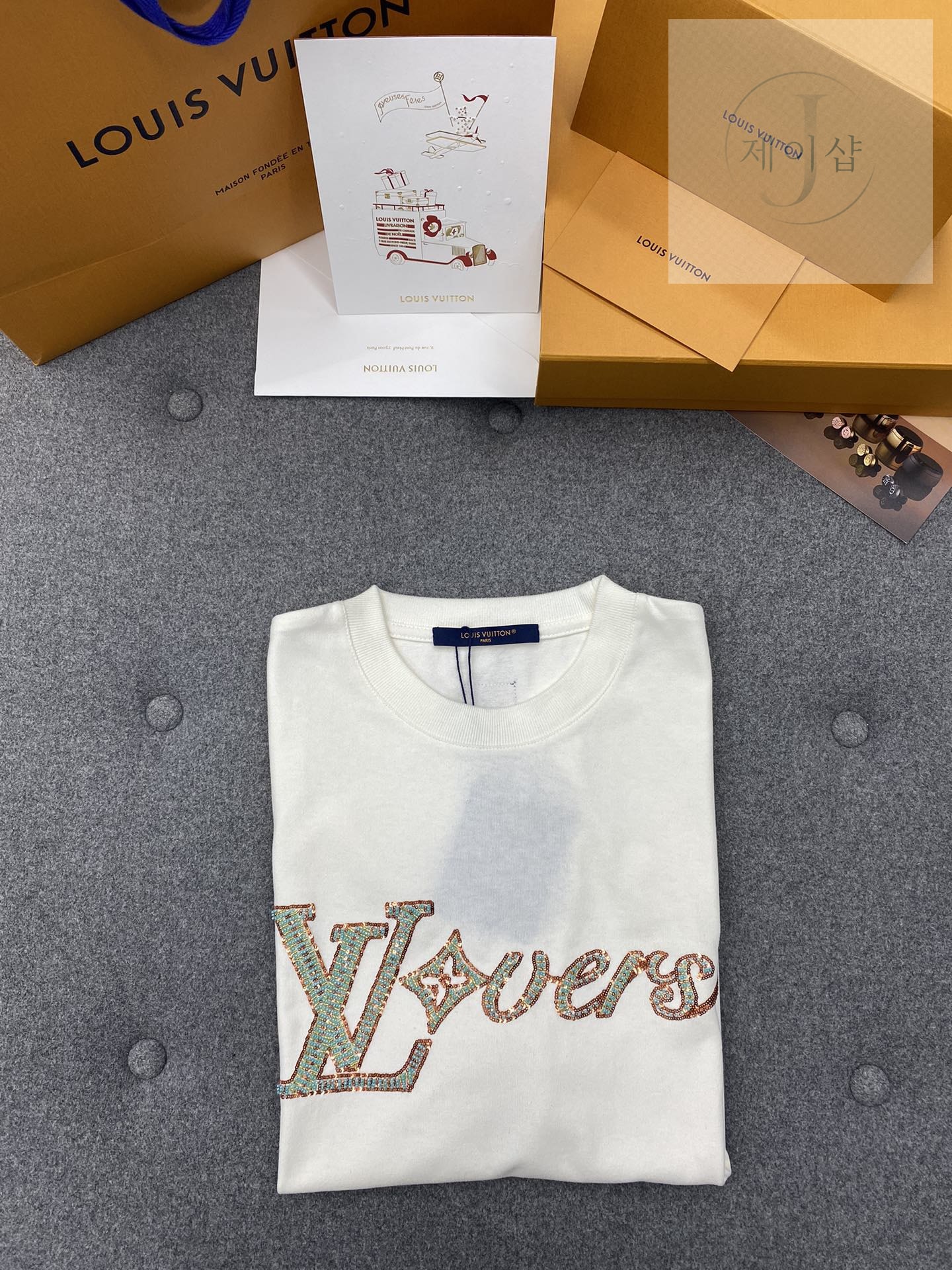 루이비통 비즈 시퀸 LV러버스 시그니처 오가닉 코튼 레귤러핏 반팔 티셔츠 - 상세 이미지
