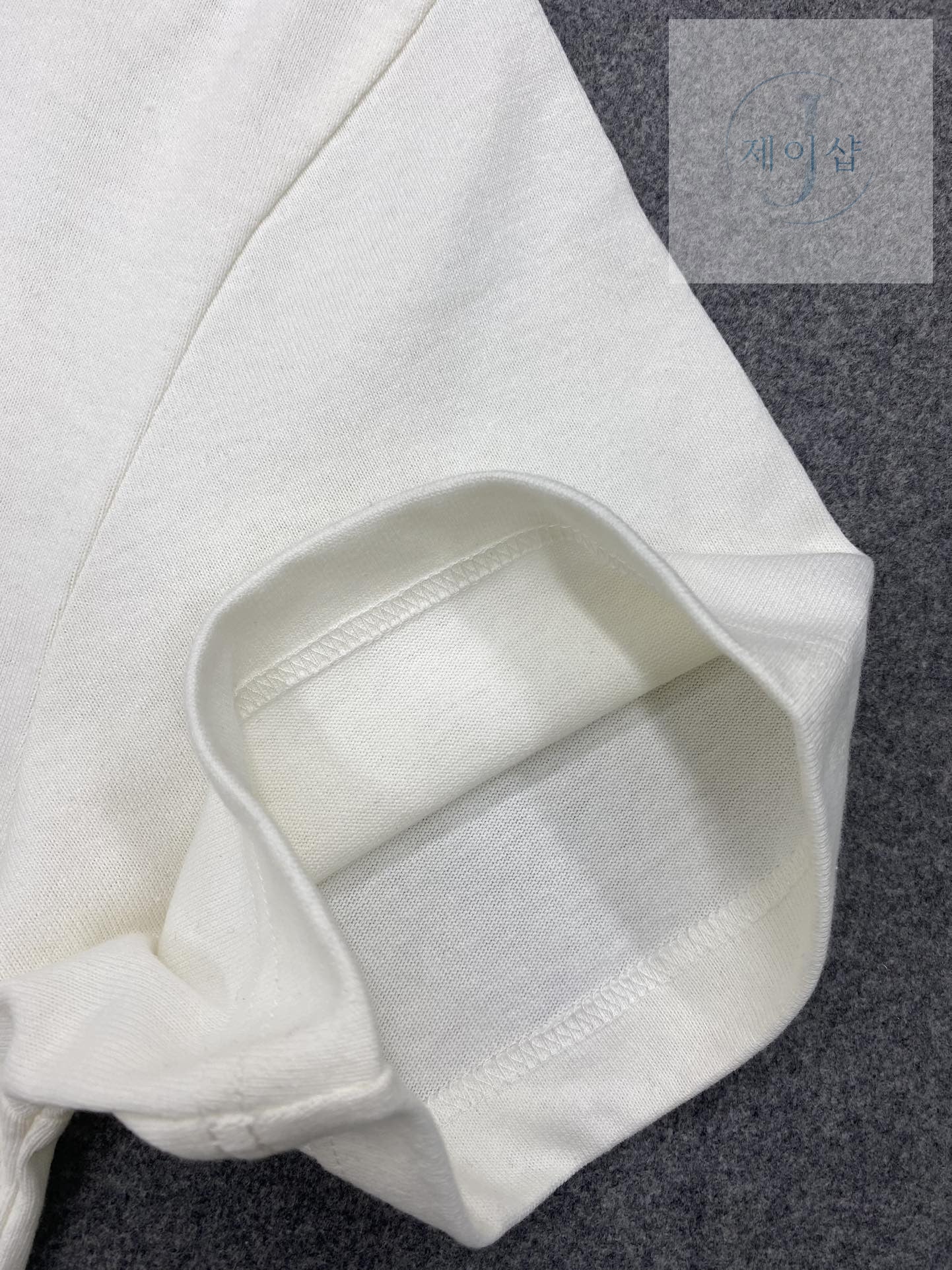 루이비통 비즈 시퀸 LV러버스 시그니처 오가닉 코튼 레귤러핏 반팔 티셔츠 - 상세 이미지