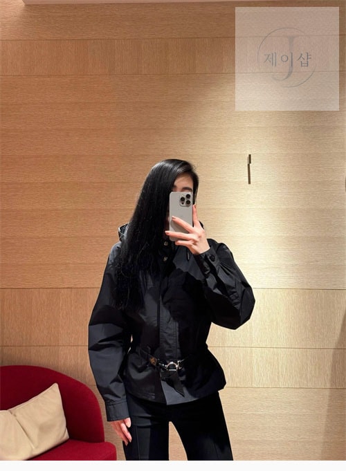 루이비통 숏 후드 파카 블랙 - 상세 이미지