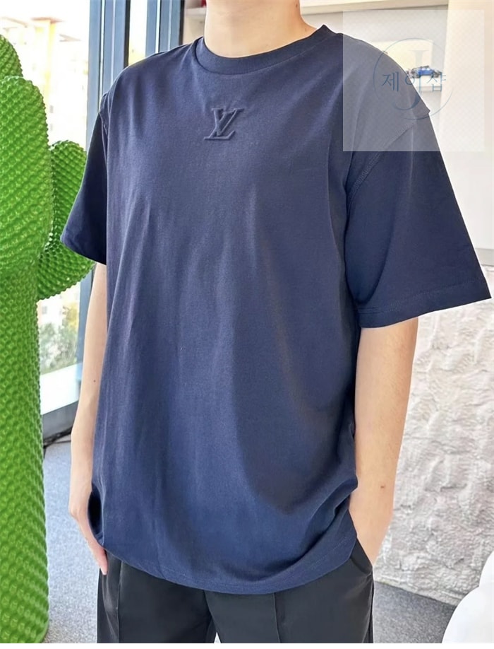 루이비통 엠보스드 LV 반팔 티셔츠 - 상세 이미지
