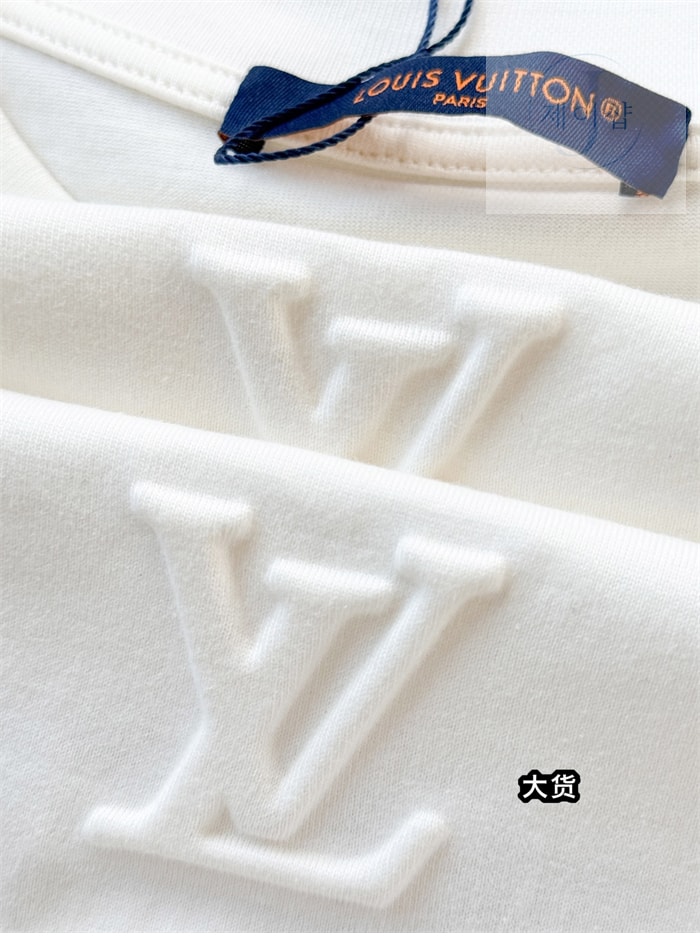 루이비통 엠보스드 LV 반팔 티셔츠 - 상세 이미지