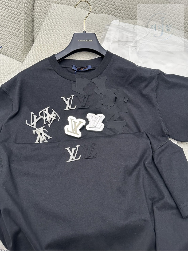 루이비통 엠보스드 LV 티셔츠 - 상세 이미지