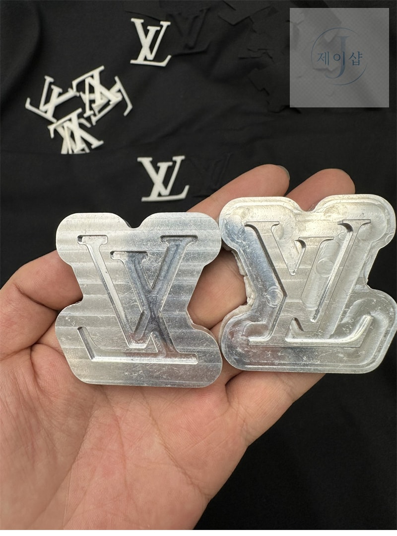 루이비통 엠보스드 LV 티셔츠 - 상세 이미지