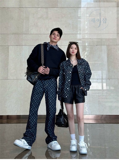 루이비통 엠브로이더드 LV 아라베스크 크루넥 맨투맨 - 상세 이미지