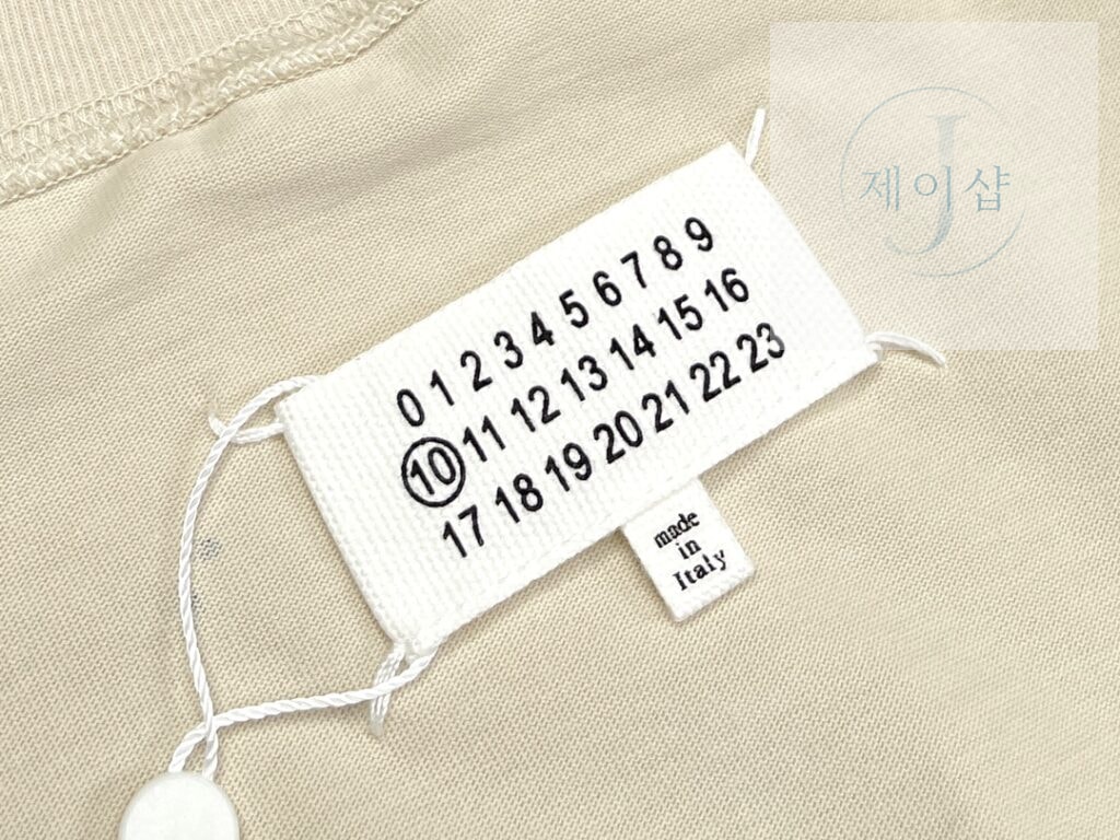 마르지엘라 24SS 페인팅 로고 반팔 티셔츠 베이지 - 상세 이미지