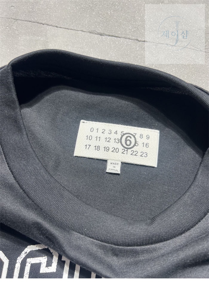 메종 마르지엘라 MM6 로고 반팔 티셔츠 - 상세 이미지