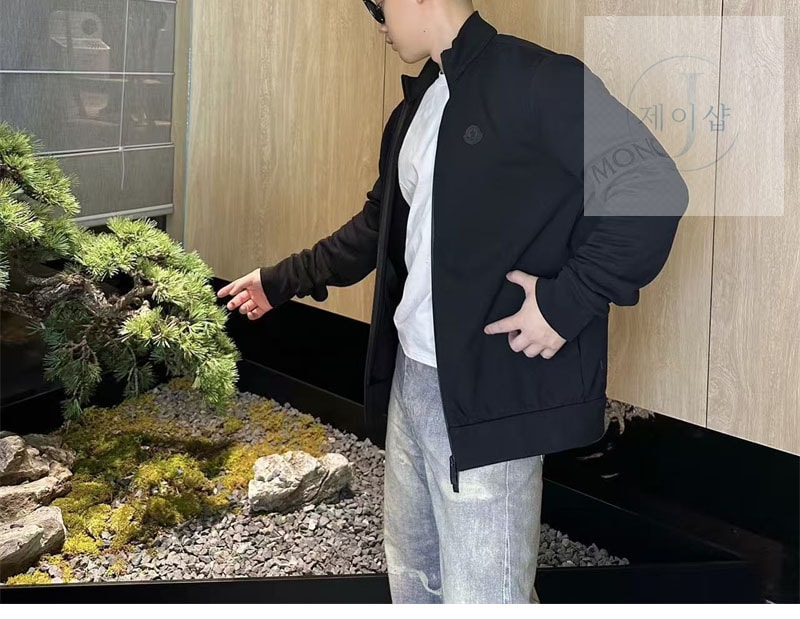 몽클레어 블랙 와펜 아플리케 집업 자켓 (세븐) - 상세 이미지
