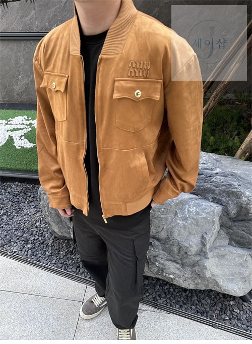 미우미우 24FW 로고 스웨이드 나파 가죽 자켓 (세븐) - 상세 이미지