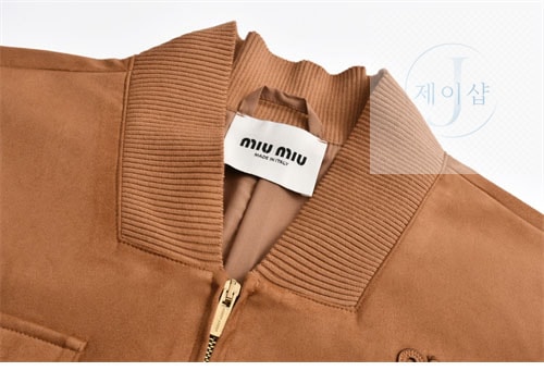 미우미우 24FW 로고 스웨이드 나파 가죽 자켓 (세븐) - 상세 이미지