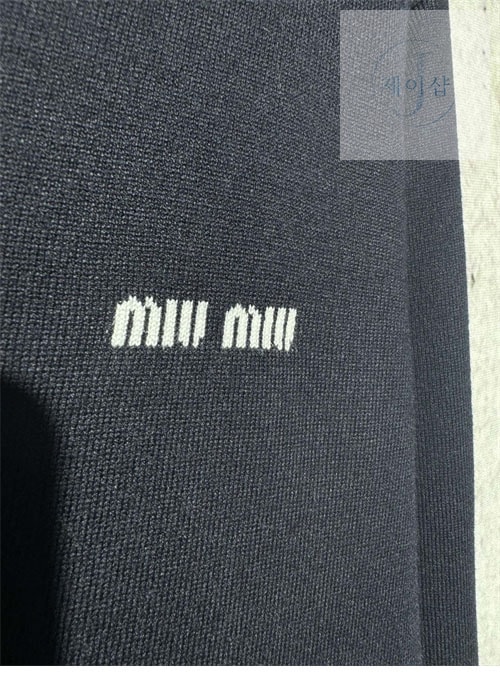 미우미우 24ss 체스트 로고 실크 캐시미어 스웨터 가디건 - 상세 이미지