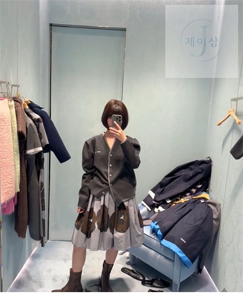 미우미우 24ss 체스트 로고 실크 캐시미어 스웨터 가디건 - 상세 이미지