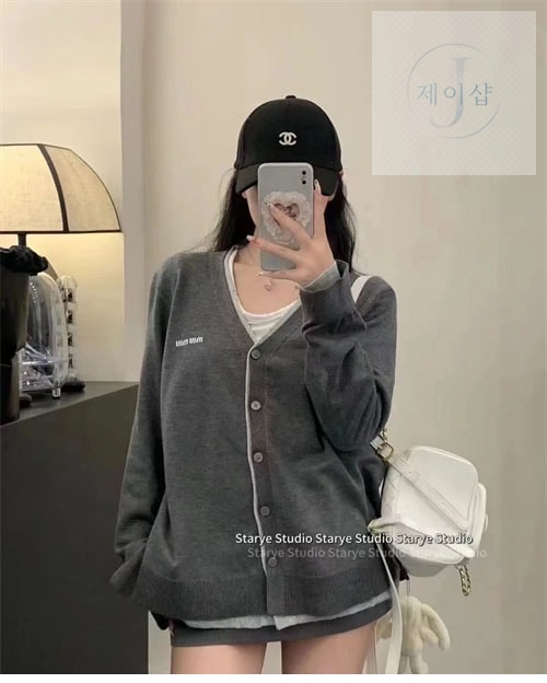 미우미우 24ss 체스트 로고 실크 캐시미어 스웨터 가디건 - 상세 이미지