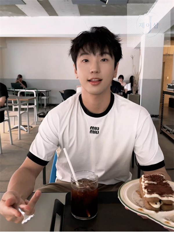 미우미우 로고 24ss 크루넥 반팔 티셔츠（세븐） - 상세 이미지