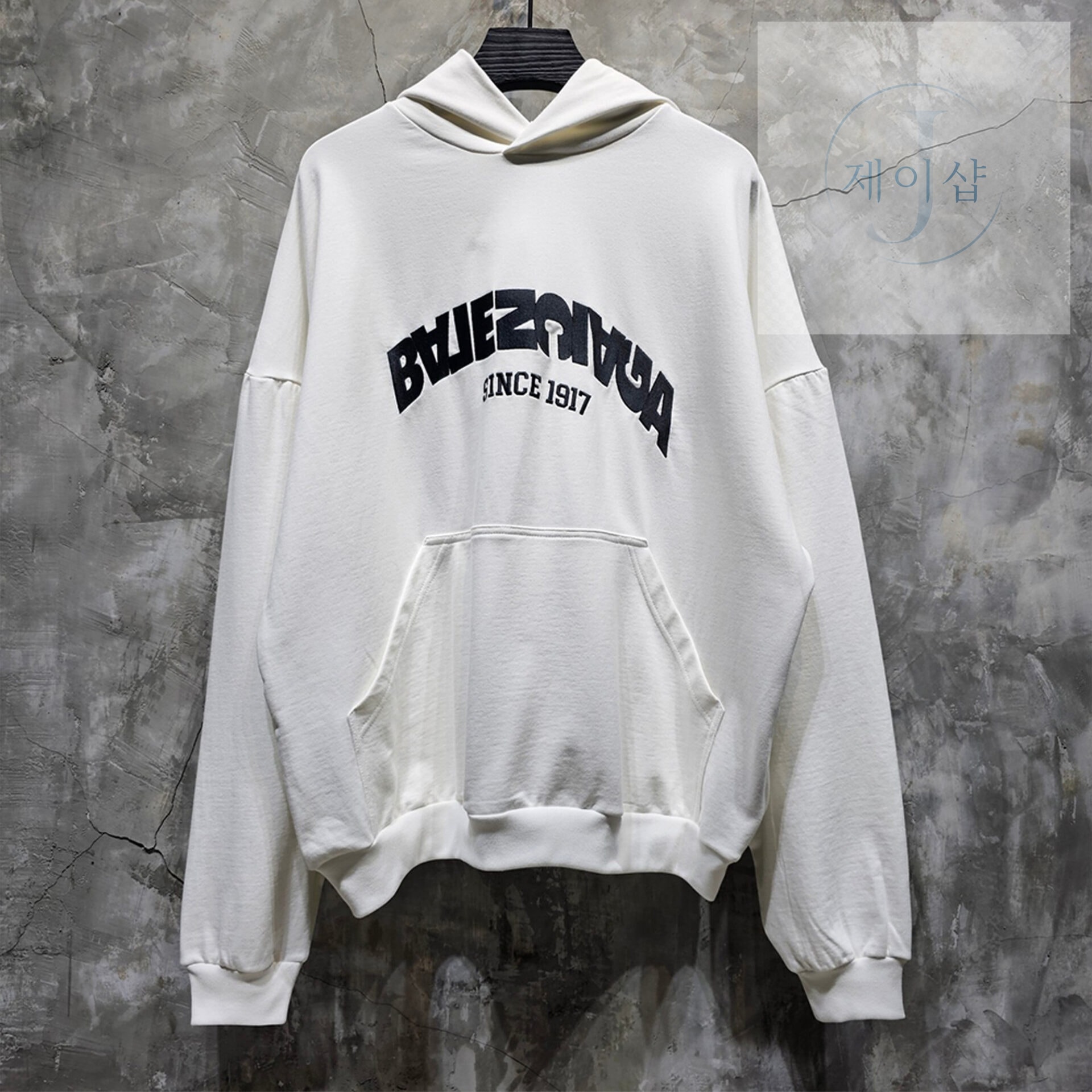 발렌시아가 23FW 백 플립 라운드 후드 티셔츠 화이트