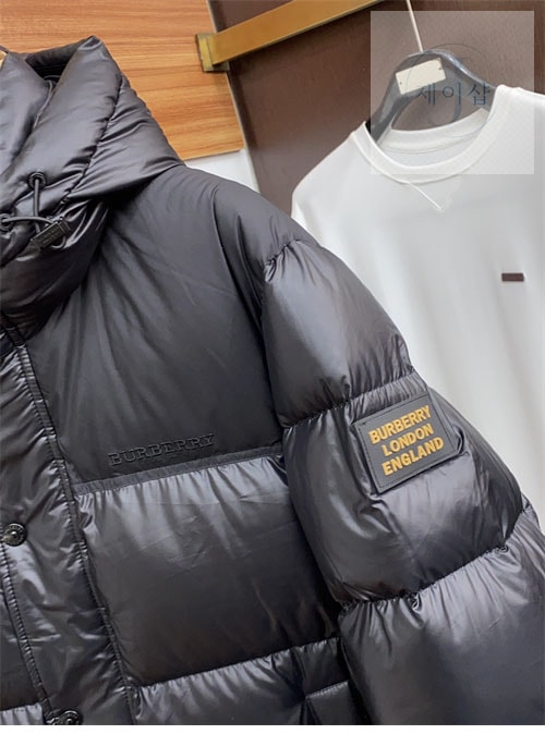 버버리 24FW 로고 숏 패딩 - 상세 이미지