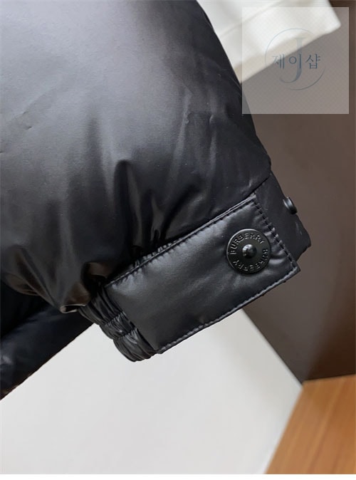 버버리 24FW 로고 숏 패딩 - 상세 이미지