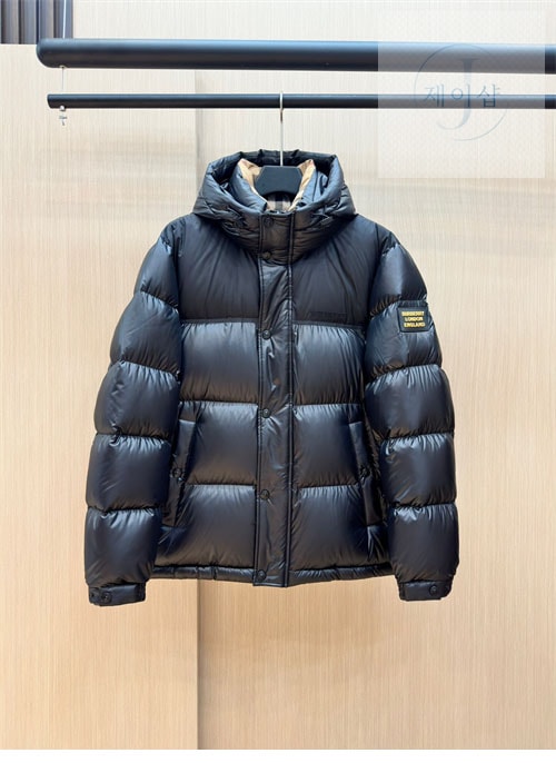 버버리 24FW 로고 패치 숏 패딩 다운 자켓 - 상세 이미지