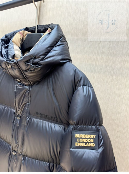 버버리 24FW 로고 패치 숏 패딩 다운 자켓 - 상세 이미지
