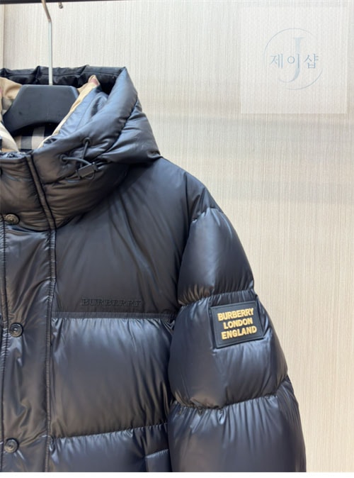 버버리 24FW 로고 패치 숏 패딩 다운 자켓 - 상세 이미지
