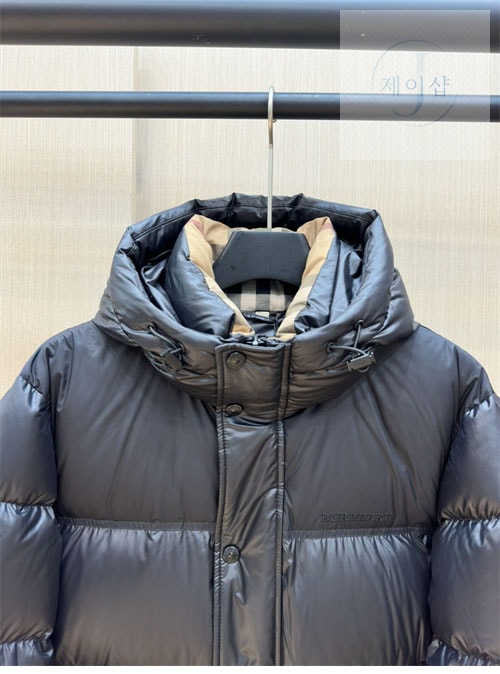 버버리 24FW 로고 패치 숏 패딩 다운 자켓 - 상세 이미지