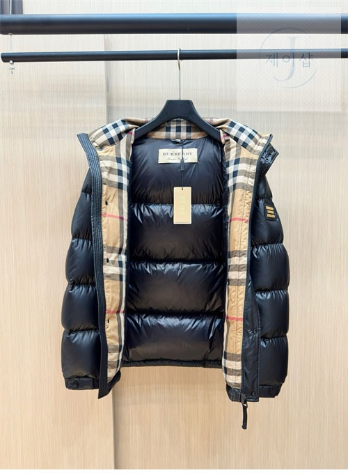 버버리 24FW 로고 패치 숏 패딩 다운 자켓 - 상세 이미지