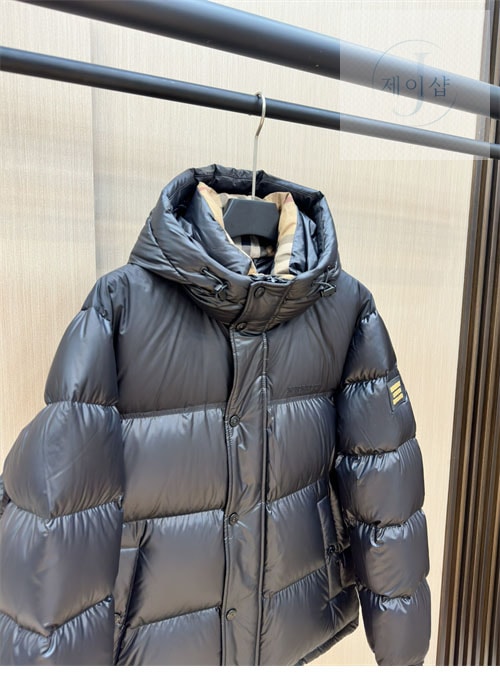 버버리 24FW 로고 패치 숏 패딩 다운 자켓 - 상세 이미지